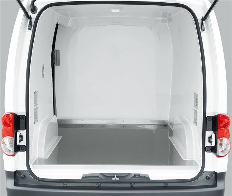 【車中泊仕様もあります】日産「NV200バネット」一部改良で安全性アップ。約223から