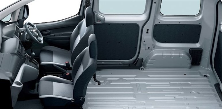 【車中泊仕様もあります】日産「NV200バネット」一部改良で安全性アップ。約223から