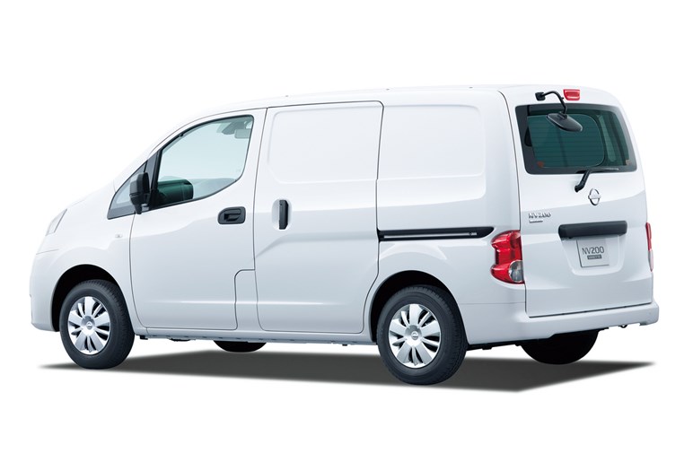【車中泊仕様もあります】日産「NV200バネット」一部改良で安全性アップ。約223から