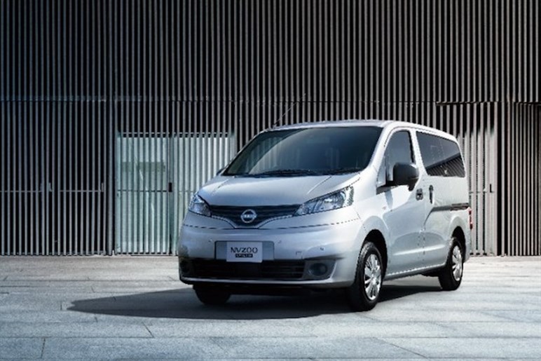 【車中泊仕様もあります】日産「NV200バネット」一部改良で安全性アップ。約223万円から