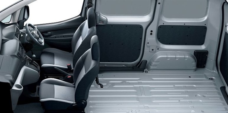 【車中泊仕様もあります】日産「NV200バネット」一部改良で安全性アップ。約223から
