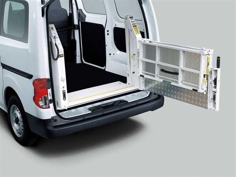 【車中泊仕様もあります】日産「NV200バネット」一部改良で安全性アップ。約223から