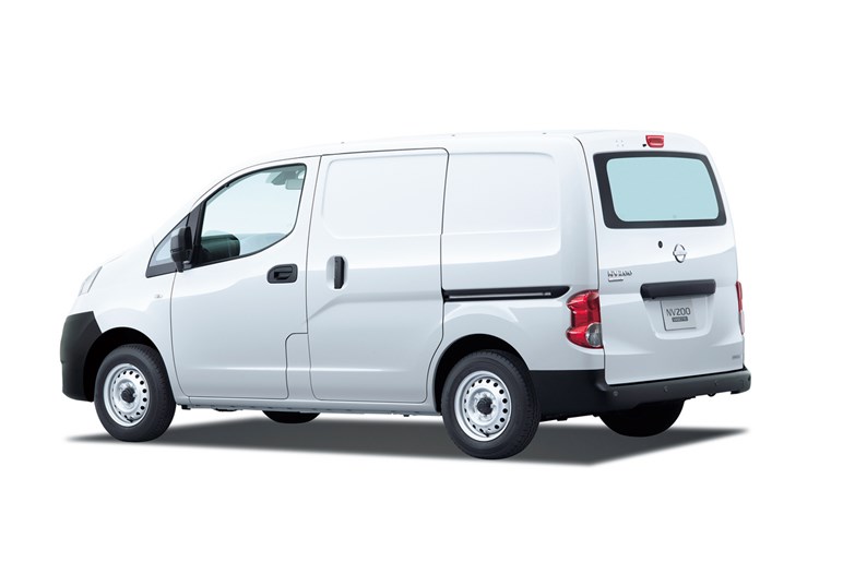 【車中泊仕様もあります】日産「NV200バネット」一部改良で安全性アップ。約223から
