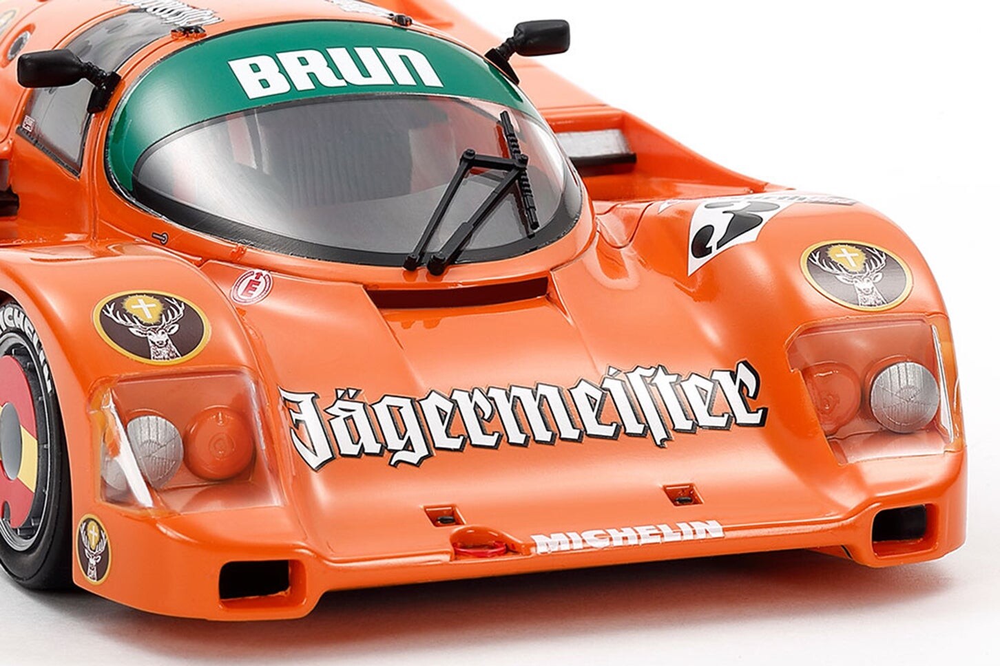 伝説のポルシェ「962Cイェーガーマイスター」がタミヤからプラモデルで登場！ 低く滑らかな空力フォルムをリアルに再現【クルマとホビー】