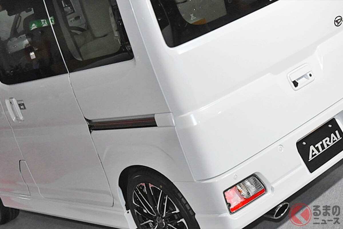 ダイハツ「“高級”軽バン」がスゴイ！ まるで「“ミニ”アルファード」なド迫力顔＆“カクカク”なツートンボディがイイ！ 「専用の豪華内装」も目を惹く「アトレー プレミアム ver.」って？