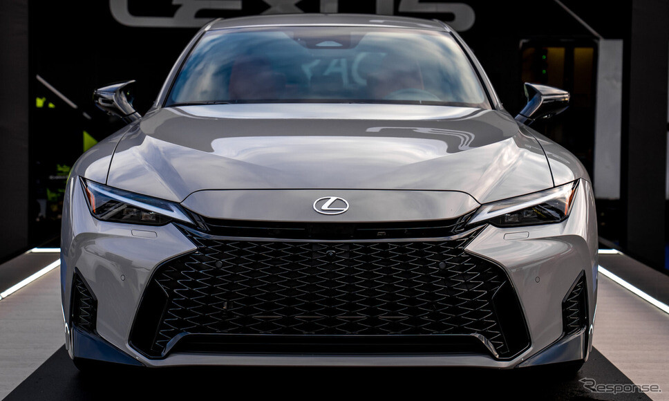レクサス『IS』改良新型、新フェイスの実車を初公開…米国仕様は「F SPORT」のみ