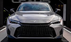 レクサス『IS』改良新型、新フェイスの実車を初公開…米国仕様は「F SPORT」のみ