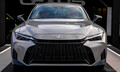 レクサス『IS』改良新型、新フェイスの実車を初公開…米国仕様は「F SPORT」のみ
