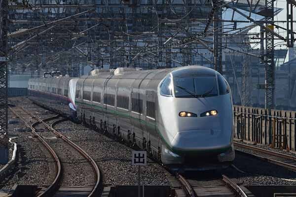 新幹線史上最高の“万能選手”さらば！「E3系」のスゴすぎる経歴 足湯つき 車内が美術館 誰とでも連結!?