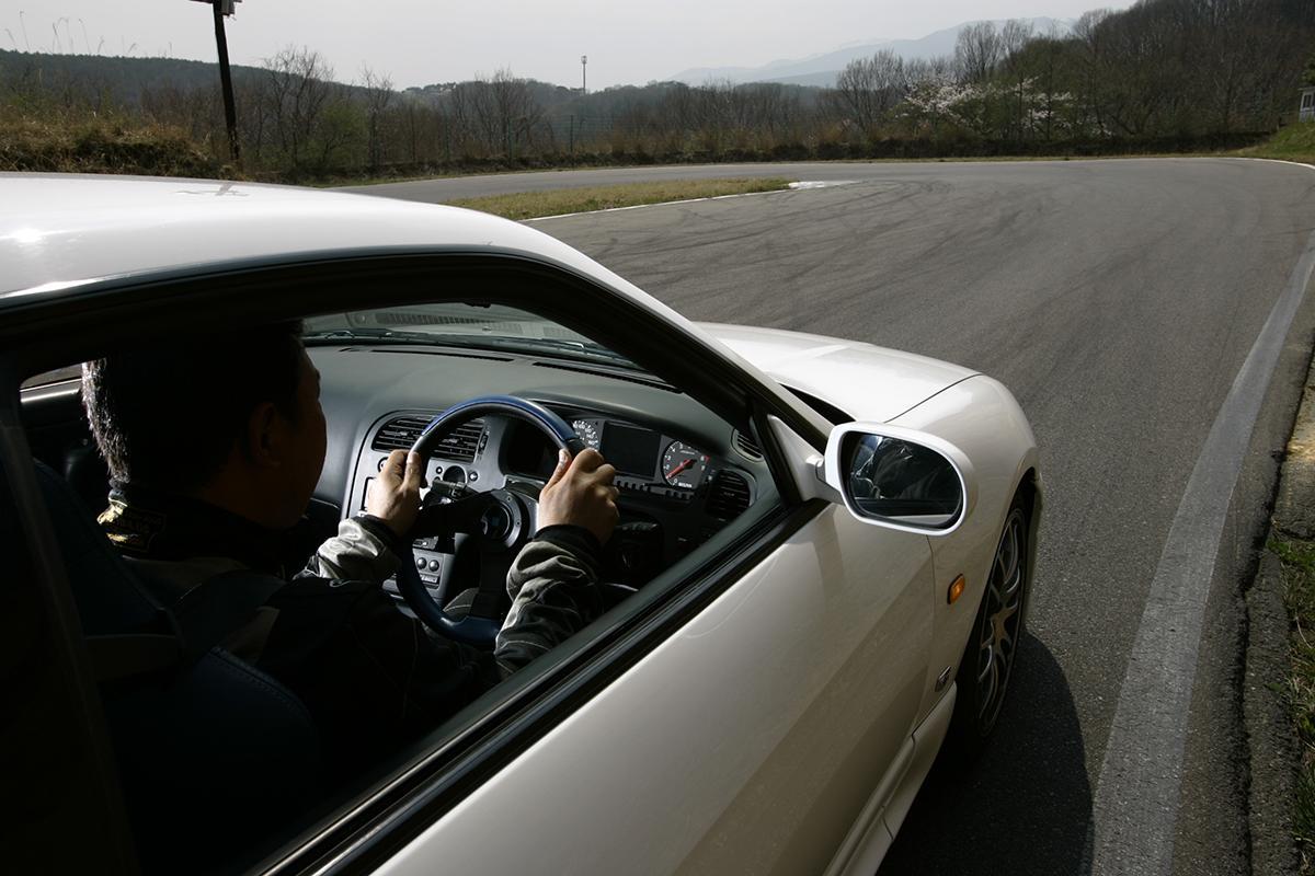 かつては 胸キュン の定番 今やると女性から ドン引き 必至の運転テクニックとは Web Cartop 自動車情報サイト 新車 中古車 Carview