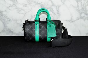 ミニ財布か、ビッグボリュームの長財布か。2025年秋冬の財布はどっちが正解？──バッグと財布、2025年秋の陣