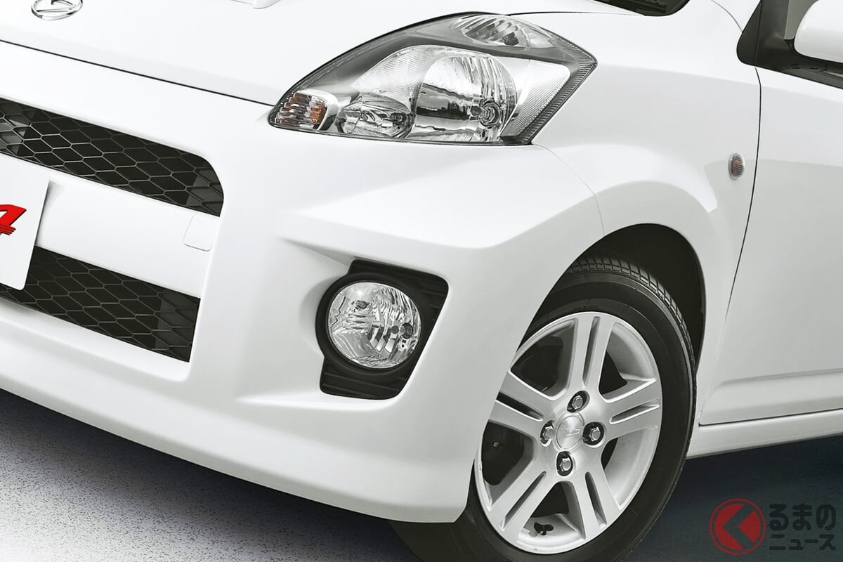 当時184万円で5速MTのみ！ ダイハツ「“激ハヤ”コンパクトカー」がスゴい！ 高性能4WD×「930ccターボ」搭載！ ムダ装備全カットで色気“ゼロ”！ 走り特化な「ブーンX4」とは