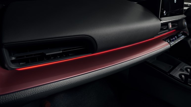 新型プリウス発売。2.0Lは196PSで28.6km/L、価格は320から