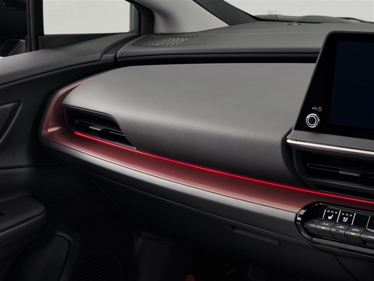新型プリウス発売。2.0Lは196PSで28.6km/L、価格は320から