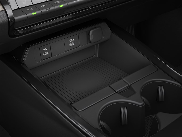 新型プリウス発売。2.0Lは196PSで28.6km/L、価格は320から