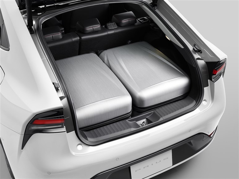 新型プリウス発売。2.0Lは196PSで28.6km/L、価格は320から