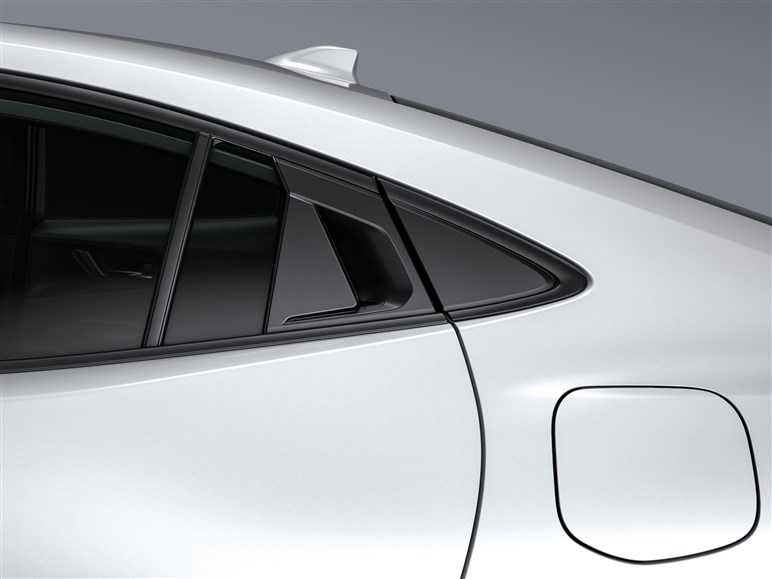 新型プリウス発売。2.0Lは196PSで28.6km/L、価格は320から