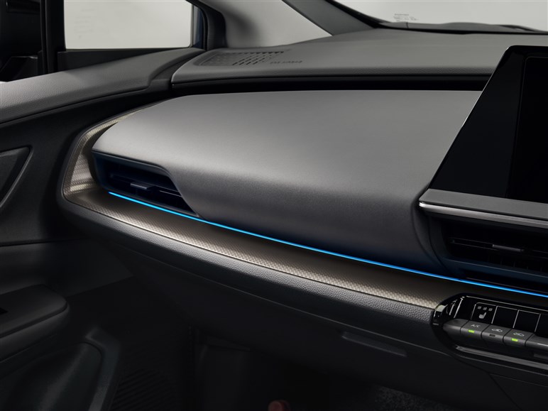 新型プリウス発売。2.0Lは196PSで28.6km/L、価格は320から