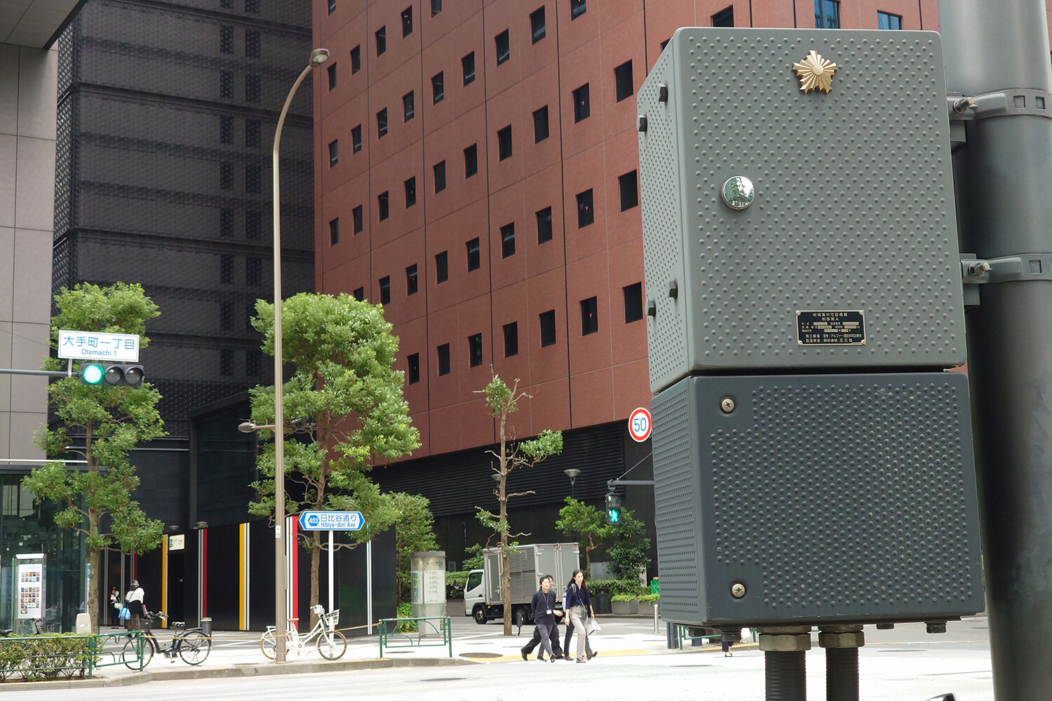 信号機の横にある「警察マークの箱」って何が入ってる？　要人の通行からマラソン大会まで使われる中身とは