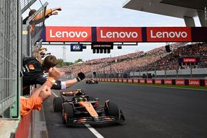 不利なはずの1ストップ戦略で逆転優勝のノリス。チームは「第1スティントの途中から、可能性が生まれた」