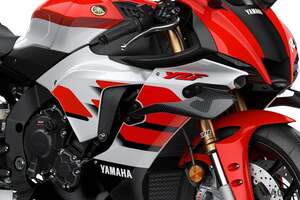 創業70周年を記念した赤白の特別カラーがカッコいい！ ヤマハのスーパースポーツ「YZF-R1」2026年モデルが米国で発表 ネットでの反響とは