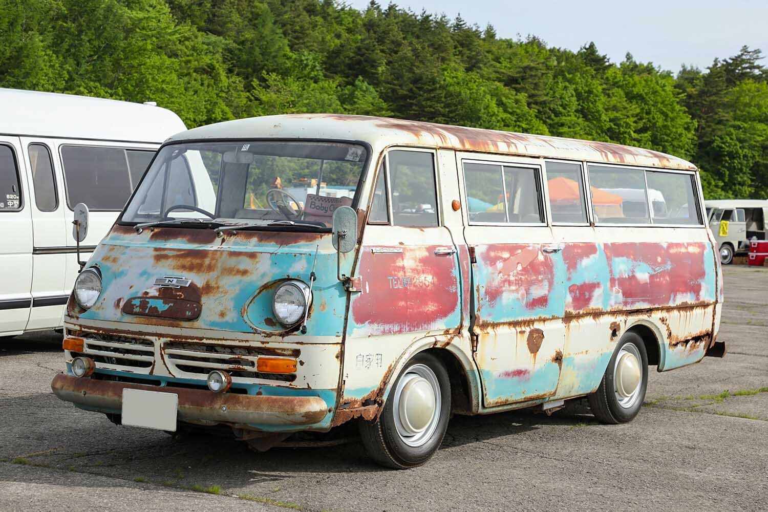 日産ではなくプリンスの「ホーミー」マイクロバスを「リポD」2箱で入手!? 畑の中で朽ち果てた廃車スタイルに注目