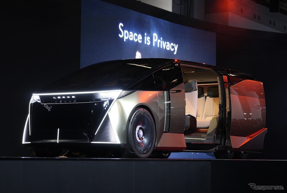 新型『レクサスLS』が6輪のミニバンになった理由をデザイナーに聞いてみた…ジャパンモビリティショー2025
