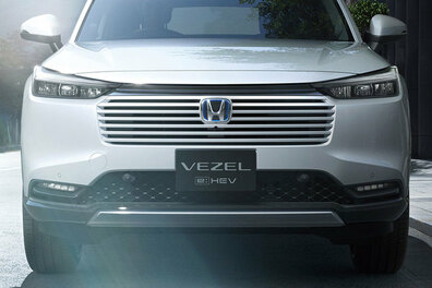 顔が…いや全身変わった!? ホンダの売れ筋コンパクトSUV「ヴェゼル」改良 ハイブリッドはEVに近づく？