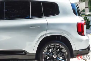 6年ぶり全面刷新！ 新型「“7人乗り”コンパクトSUV」世界初公開！ 全長4.7m級の「カクカクボディ」＆“3列のひろびろ室内”採用！ “斬新テールランプ”もいいメルセデス・ベンツ「GLB」独国で登場