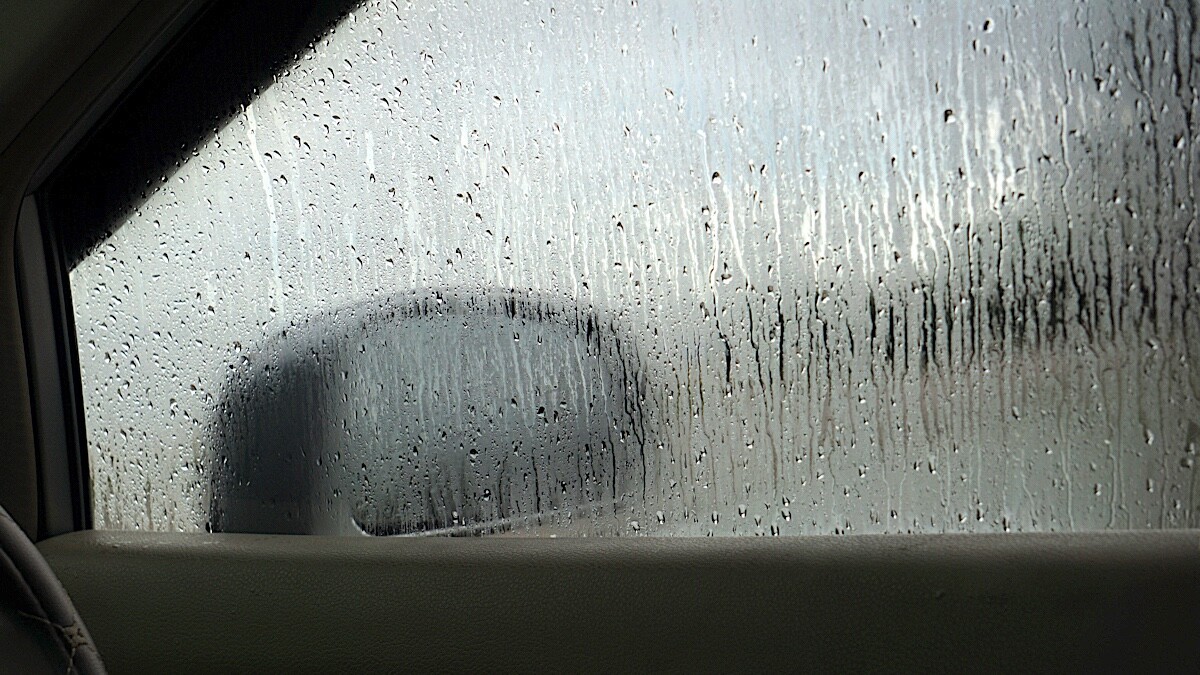 梅雨の季節になるとクルマのエアコンが臭うのはなぜ？