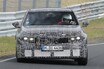【独自】BMW新型「3シリーズ」は“ノイエクラッセ顔”で26年公開。4本マフラーの直6仕様もあるゾ！