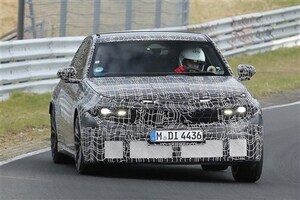 【独自】BMW新型「3シリーズ」は“ノイエクラッセ顔”で26年公開。4本マフラーの直6仕様もあるゾ！