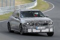 【独自】BMW新型「3シリーズ」は“ノイエクラッセ顔”で26年公開。4本マフラーの直6仕様もあるゾ！