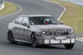 【独自】BMW新型「3シリーズ」は“ノイエクラッセ顔”で26年公開。4本マフラーの直6仕様もあるゾ！