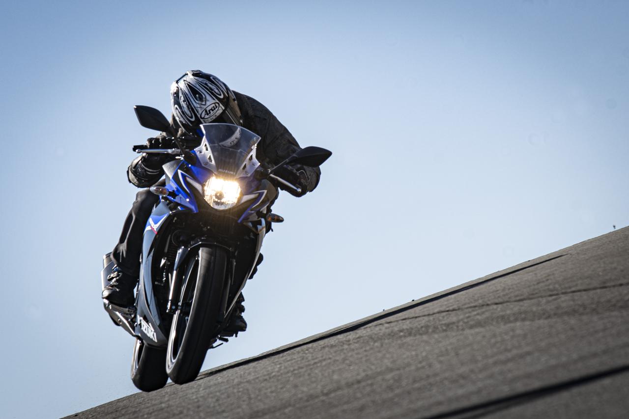 スズキの250ccバイク Gsx250r はフルカウルなのにネイキッドみたいに運転しやすい Suzuki Gsx250r 試乗インプレ レビュー 中編 Webオートバイ 自動車情報サイト 新車 中古車 Carview