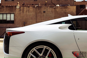 レクサス「和製スーパーカー」登場！ 1億円超え斬新デザイン＆純白ボディの「最上級クーペ」 走行距離285kmの個体が凄かった！