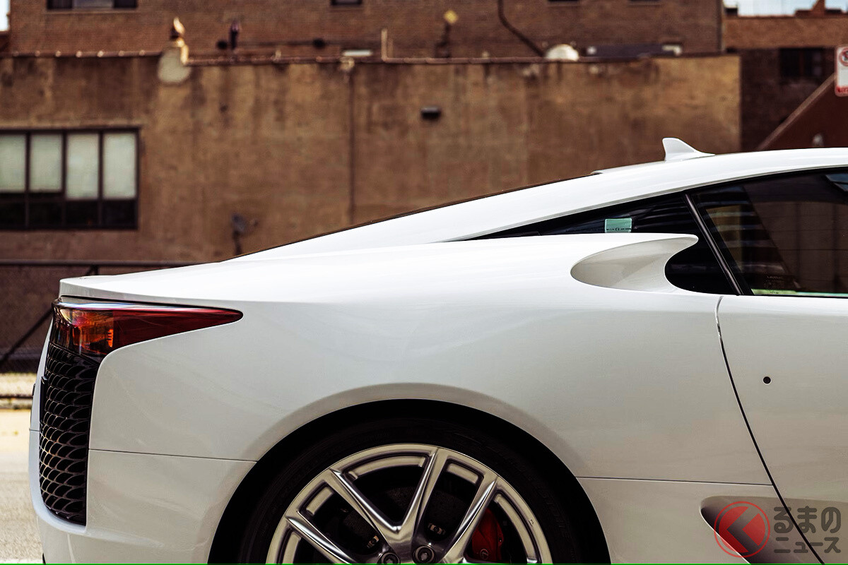 レクサス「和製スーパーカー」登場！ 1億円超え斬新デザイン＆純白ボディの「最上級クーペ」 走行距離285kmの個体が凄かった！