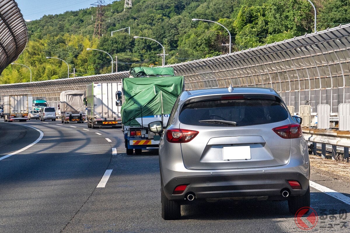 休日に出没する「絶対に右車線から退かない車」 なぜ「追い越し車線」を走り続ける？ “マイペース”で気まま走行し「後続車イライラ…」 どんな理由があるのか