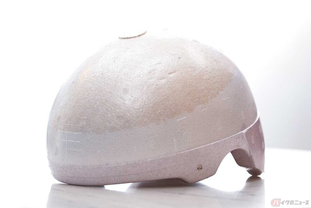 衝撃!?　ヘルメットは「高温」がニガテ？　とくに夏場は放置厳禁！　保管やメンテも要注意