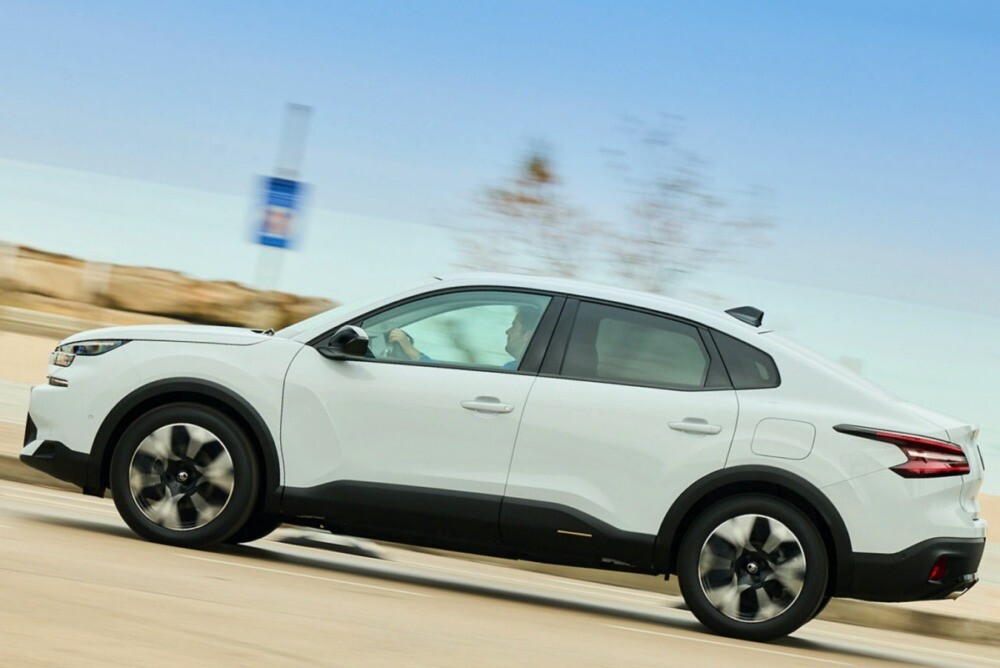 リフレッシュでの変化は？　シトロエンC4 Xへ試乗　穏やかな加速　軽いステア　優しい乗り心地