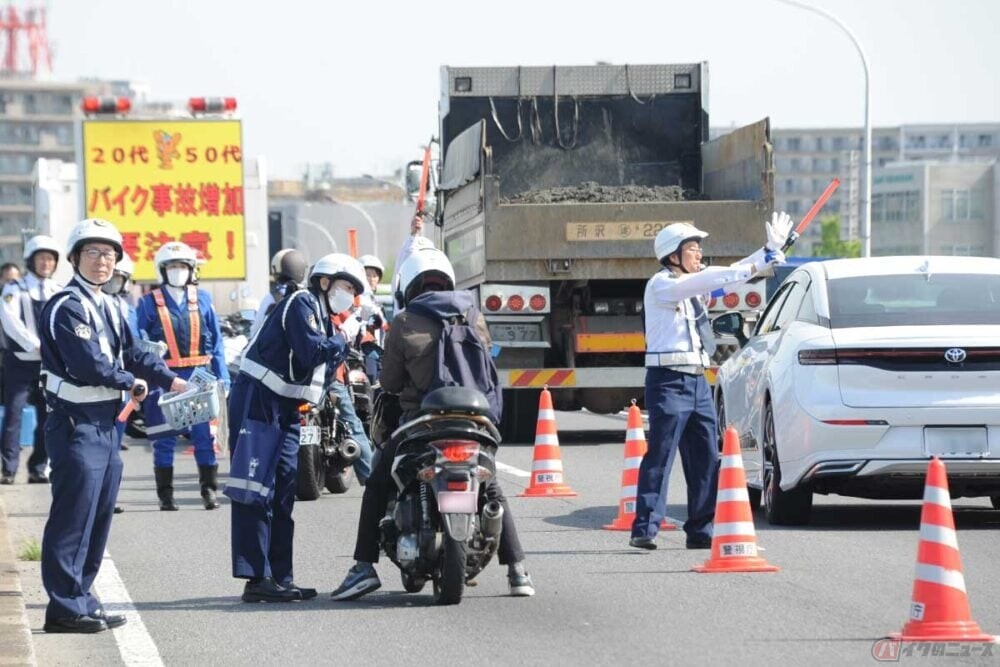 止まらないバイク死亡事故　「管下一斉二輪車ストップ作戦」　警視庁＋埼玉県警で