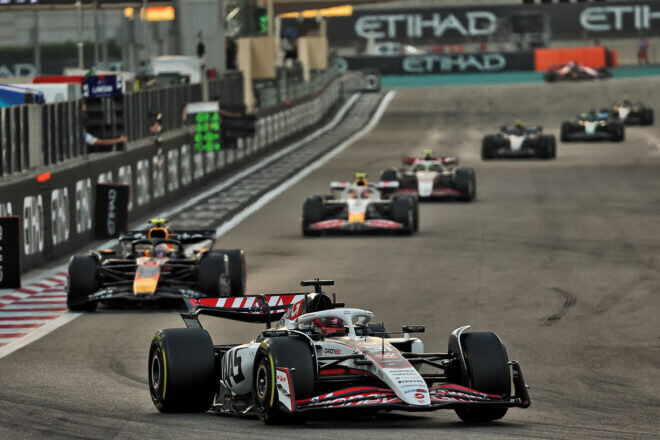 ハースはアストンマーティンに届かず「ほろ苦い思い出」とオコン。小松代表はチームの成長とマシンの改善を称える