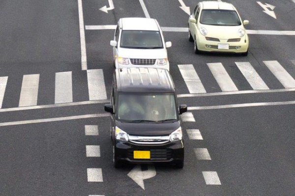 輸入車は右ハンドルでも「左」!! なぜ日本車のウインカーレバーは未だに「右側」なのか