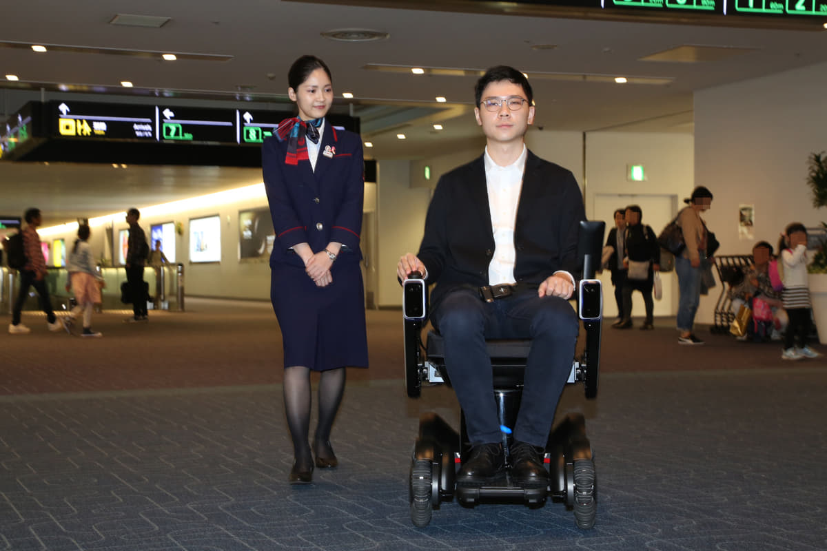 高齢者・障がい者の空の旅を快適に！ JALなど3社が羽田空港で「自動運転車いす」実験