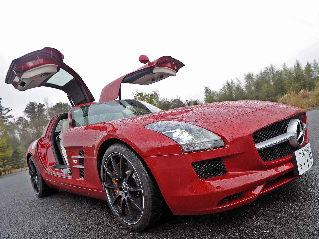 スーパーカー年代記 069 メルセデス ベンツ Sls Amgは往年の名車 300slのガルウイングを21世紀に復活させた Webモーターマガジン 自動車情報サイト 新車 中古車 Carview