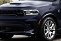 “家族で乗れるマッスルカー”健在！ ダッジが2026年モデル「デュランゴ」発表 V8エンジン主力で「SRTヘルキャット」も登場予定