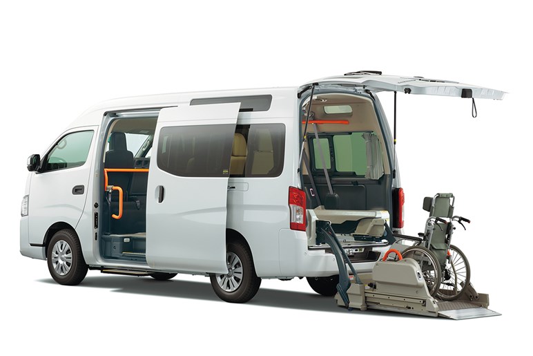 日産「キャラバン」が一部改良でガソリンモデルにACCを採用。新型アウトドア仕様やプレミアム仕様も追加…価格は270万8200円から