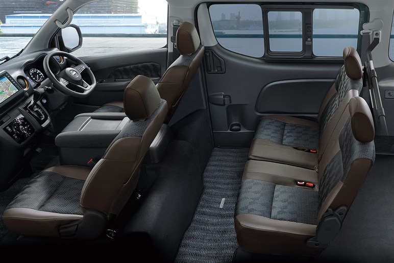 日産「キャラバン」が一部改良でガソリンモデルにACCを採用。新型アウトドア仕様やプレミアム仕様も追加…価格は270万8200円から