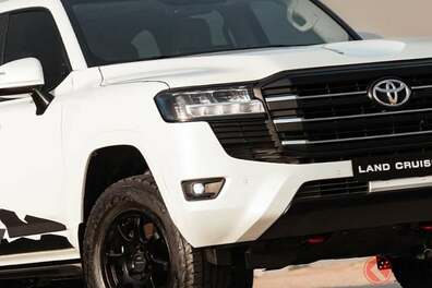 トヨタ新型「ランドクルーザー“300”」発表！ タフ感高めた本格SUV！ 黒感高め外装がカッコイイ「“勝利”仕様」UAEで約1350万円