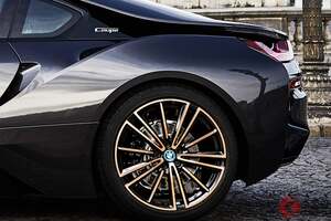 1.5リッター3気筒エンジン搭載で370馬力超え！ スゴい「“4人乗り”四駆スポーツカー」に注目！ 軽量ボディ×メーカー初の斬新ドア採用！ オープン仕様も存在したBMW「i8」とは！